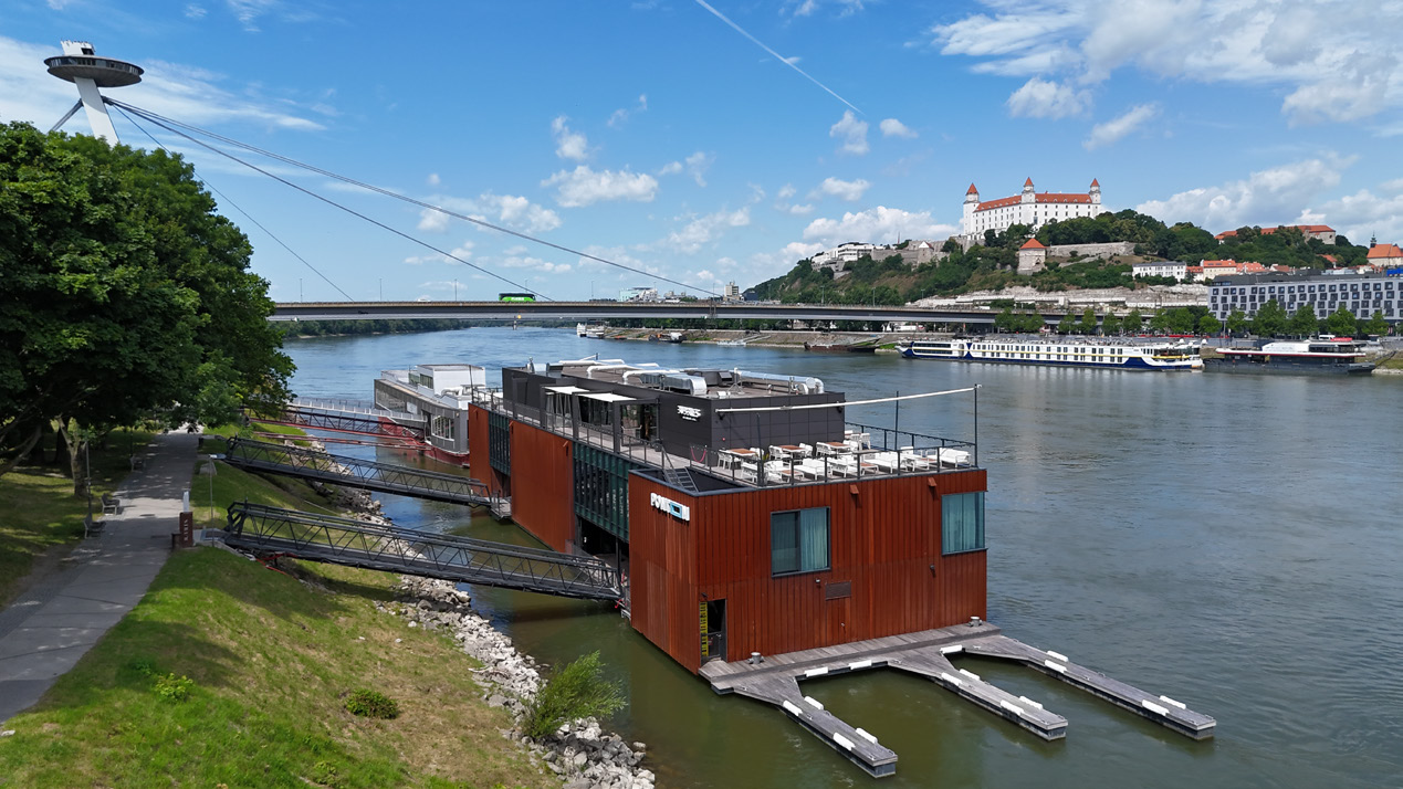 Ponton restaurant na jazere